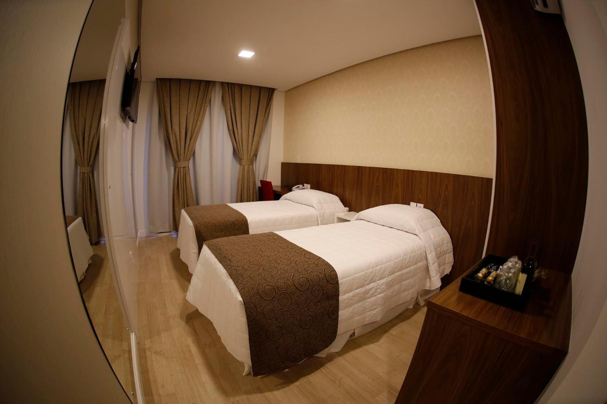 Holiday & Business Hotel - Em Frente Ao Centro De Eventos E Arena Conda Chapeco Ruang foto