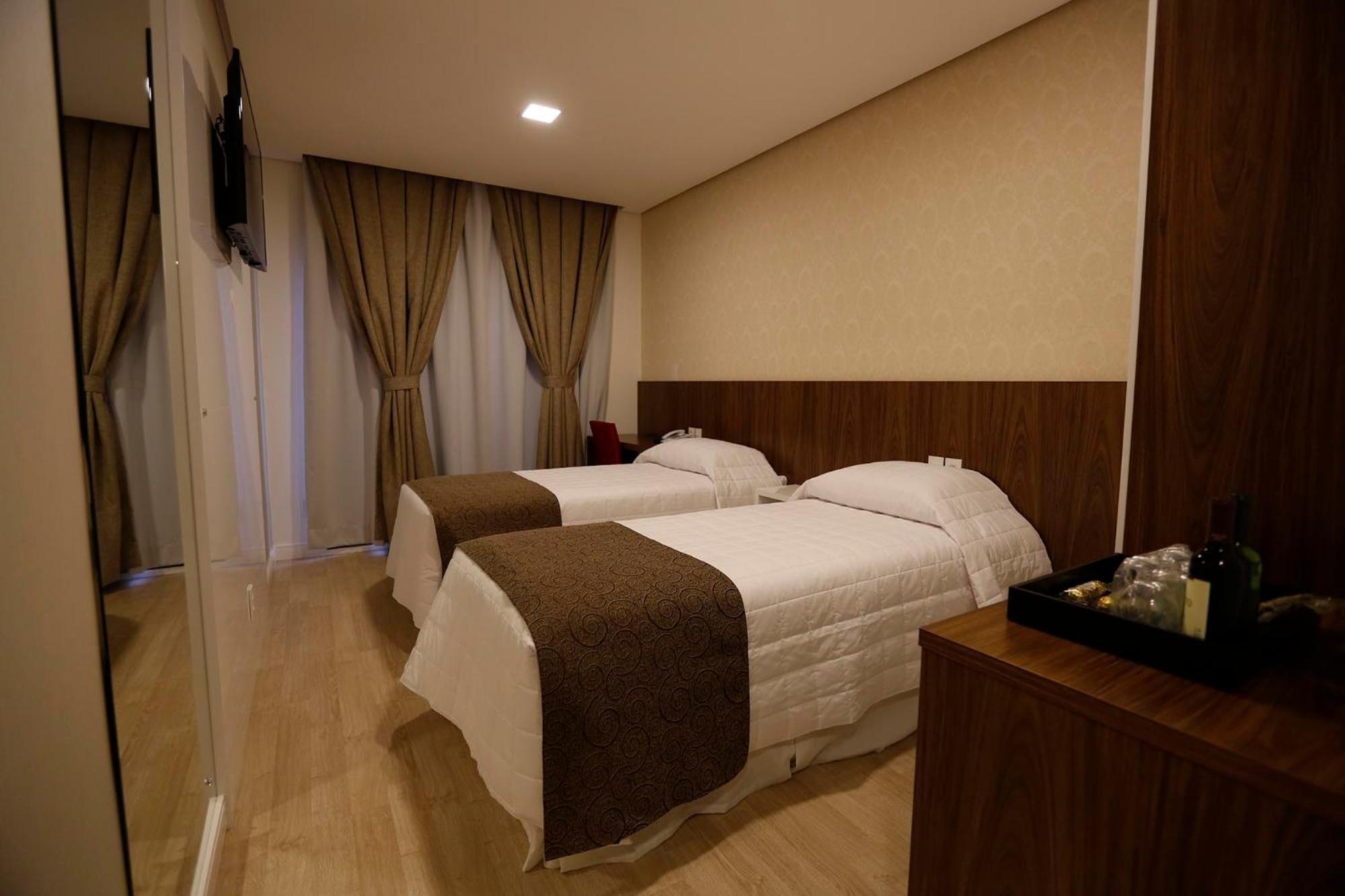 Holiday & Business Hotel - Em Frente Ao Centro De Eventos E Arena Conda Chapeco Ruang foto